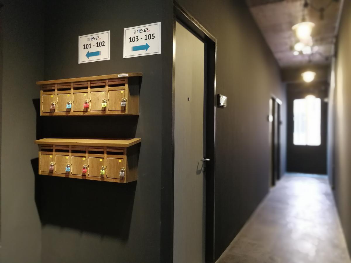 The Rise Room 쿠알라트렝가누 외부 사진 Mailboxes in a typical apartment building