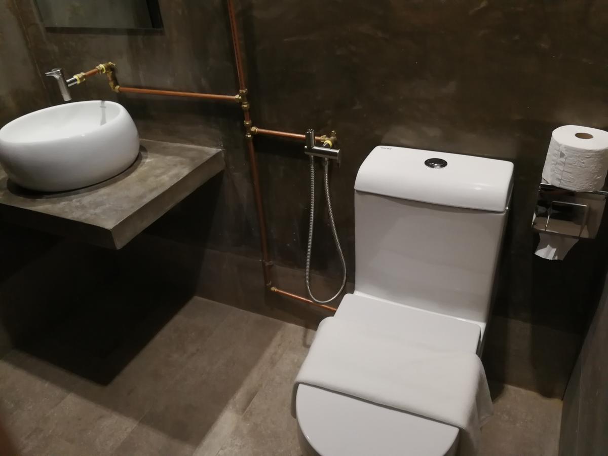The Rise Room 쿠알라트렝가누 외부 사진 A modern toilet
