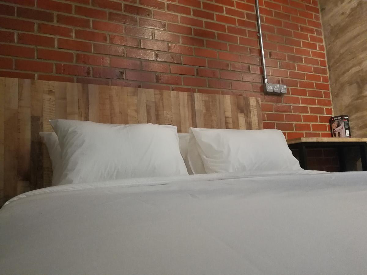 The Rise Room 쿠알라트렝가누 외부 사진 A bed with two pillows