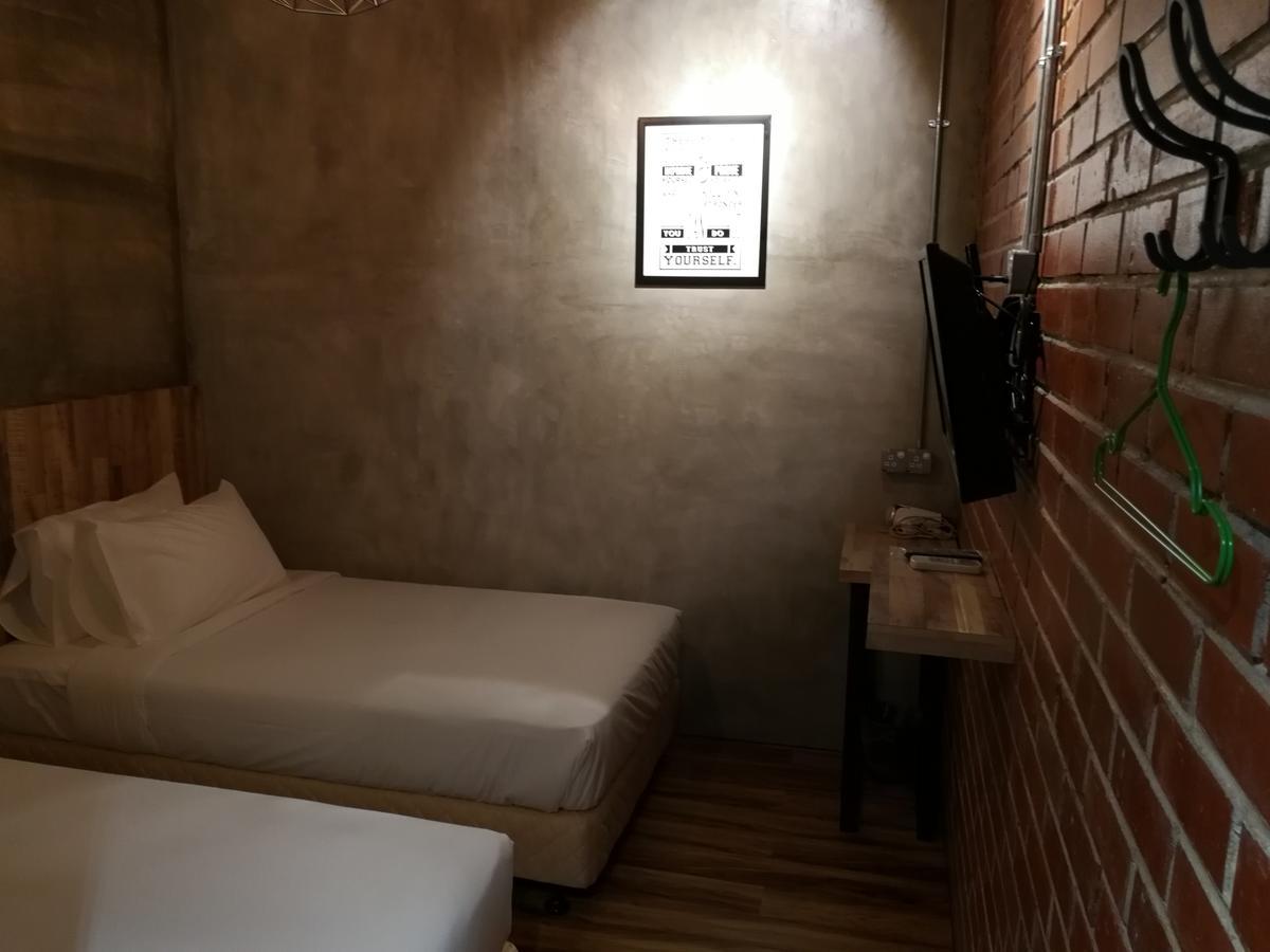 The Rise Room 쿠알라트렝가누 외부 사진 A room at the hotel