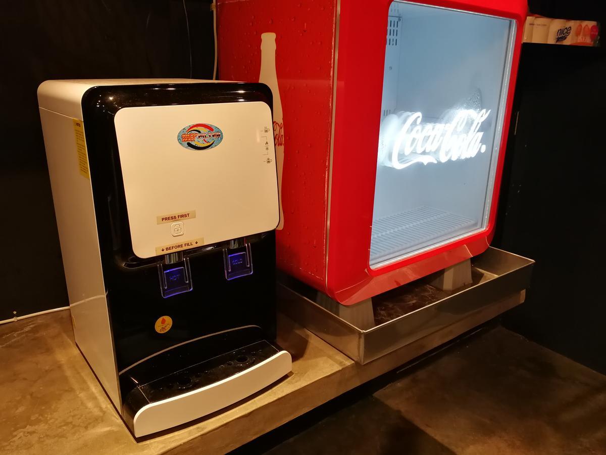 The Rise Room 쿠알라트렝가누 외부 사진 A water dispenser