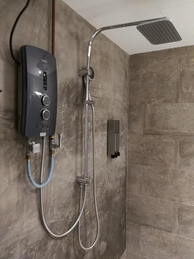 The Rise Room 쿠알라트렝가누 외부 사진 A shower with a shower heater